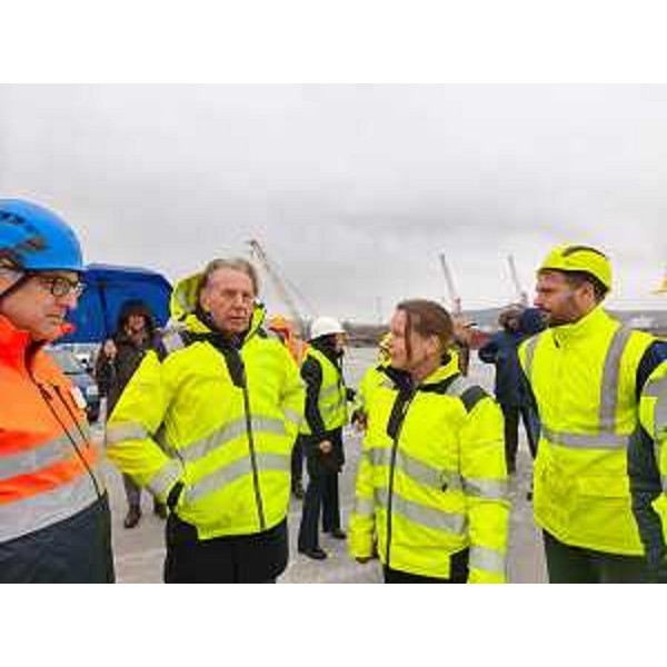 Lassessore regionale alla Difesa dellambiente, energia e sviluppo sostenibile Fabio Scoccimarro nellex area a caldo della Ferriera di Servola assieme all'ad di Logistica Giuliana, Guyonne Querner. - Lassessore regionale alla Difesa dellambiente, energia e sviluppo sostenibile Fabio Scoccimarro nellex area a caldo della Ferriera di Servola assieme all'ad di Logistica Giuliana, Guyonne Querner. 