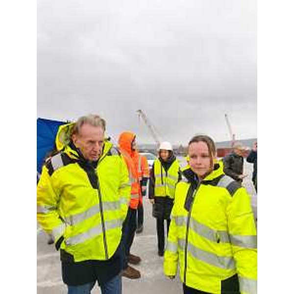 Lassessore regionale alla Difesa dellambiente, energia e sviluppo sostenibile Fabio Scoccimarro nellex area a caldo della Ferriera di Servola assieme all'ad di Logistica Giuliana, Guyonne Querner. - Lassessore regionale alla Difesa dellambiente, energia e sviluppo sostenibile Fabio Scoccimarro nellex area a caldo della Ferriera di Servola assieme all'ad di Logistica Giuliana, Guyonne Querner. 