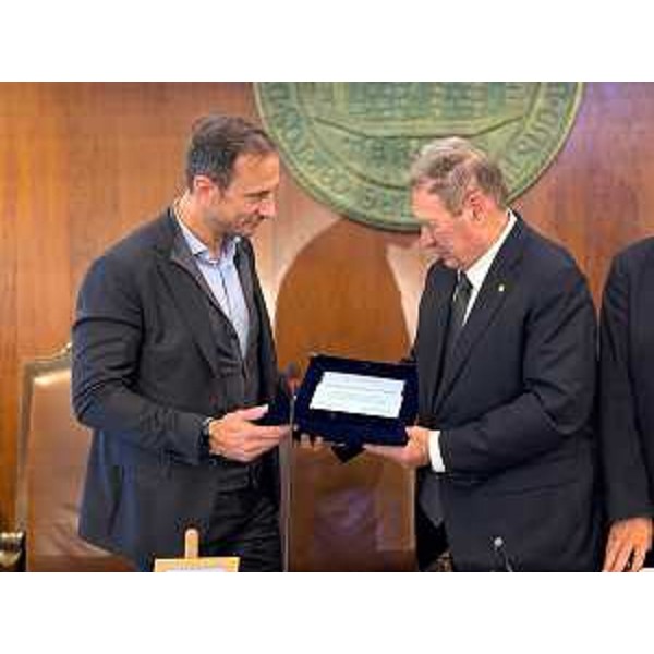 Il governatore Massimiliano Fedriga consegna una targa della Regione Friuli Venezia Giulia al presidente dell'Università Popolare di Trieste Edvino Jerian - Il governatore Massimiliano Fedriga consegna una targa della Regione Friuli Venezia Giulia al presidente dell'Università Popolare di Trieste Edvino Jerian