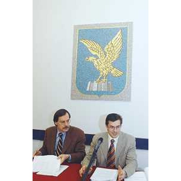 Tessarolo (Direttore centrale Relazioni internazionali) e Beltrame (Assessore regionale Relazioni internazionali) in conferenza stampa sull'Obiettivo 2 2001-2006. (Trieste 22/12/03)