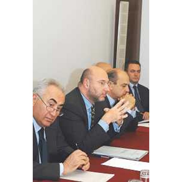 Gambardella (Consulente tecnico Regione), Bertossi (Assessore regionale Attività produttive) e Dipiazza (Sindaco Trieste) fanno il punto sulla questione Ferriera di Servola, nella sede della Regione a Trieste. (Trieste 08/10/03)