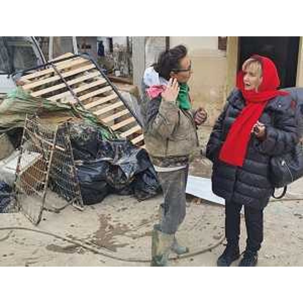 A destra la consigliera regionale del Partito democratico Laura Fasiolo durante il sopralluogo nell'isontino - A destra la consigliera regionale del Partito democratico Laura Fasiolo durante il sopralluogo nell'isontino