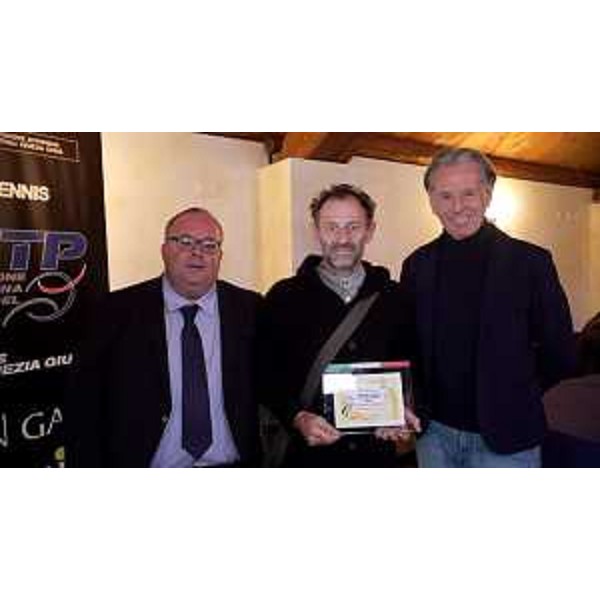 Alla destra l'assessore Scoccimarro e alla sinistra, al centro di un atleta premiato, il presidente De Benedittis - Alla destra l'assessore Scoccimarro e alla sinistra, al centro di un atleta premiato, il presidente De Benedittis 