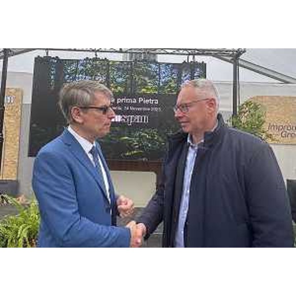 L'Amministratore delegato di Kronospan, Massimo Cenedella, e il presidente del Cr Fvg, Mauro Bordin - L'Amministratore delegato di Kronospan, Massimo Cenedella, e il presidente del Cr Fvg, Mauro Bordin