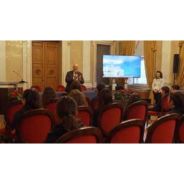 L'assessore regionale Sebastiano Callari daventi agli alunni della classe quinta della scuola di Fanna premiato per un progetto alla scoperto del territorio regionale - L'assessore regionale Sebastiano Callari daventi agli alunni della classe quinta della scuola di Fanna premiato per un progetto alla scoperto del territorio regionale