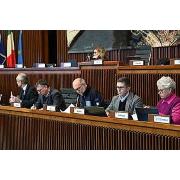 Il presidente della III Commissione consiliare, Carlo Bolzonello (Fedriga presidente), con l'assessore Riccardo Riccardi - Il presidente della III Commissione consiliare, Carlo Bolzonello (Fedriga presidente), con l'assessore Riccardo Riccardi