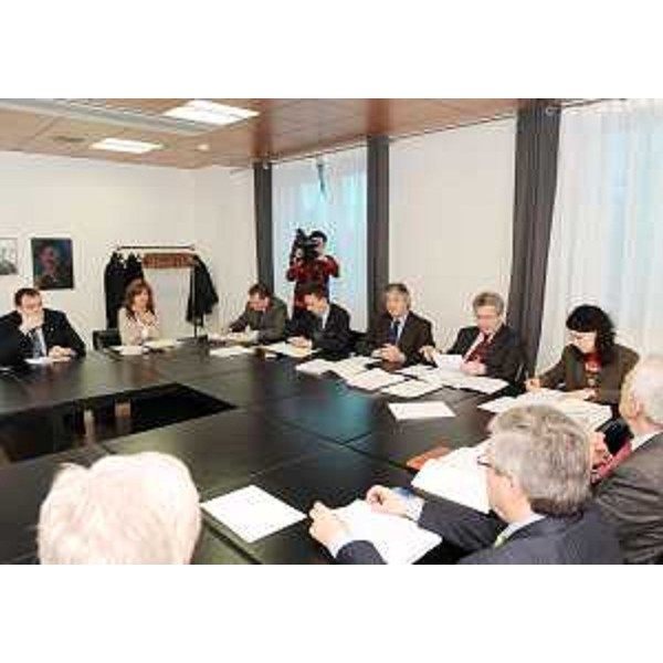 Il tavolo di riunione della Commissione paritetica Stato - Regione. (Udine 30/03/09)