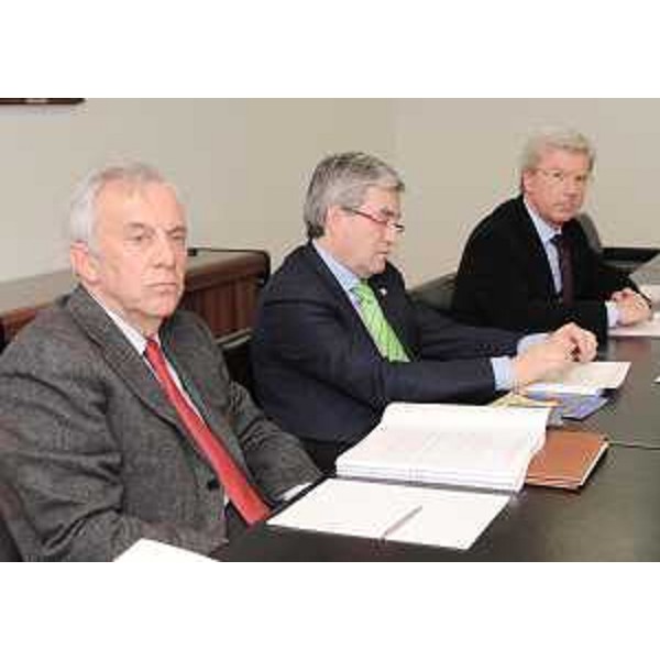Adriano Biasutti, Pietro Fontanini e Leopoldo Coen (Componenti regionali Commissione paritetica) al tavolo di riunione della Commissione paritetica Stato - Regione. (Udine 30/03/09)