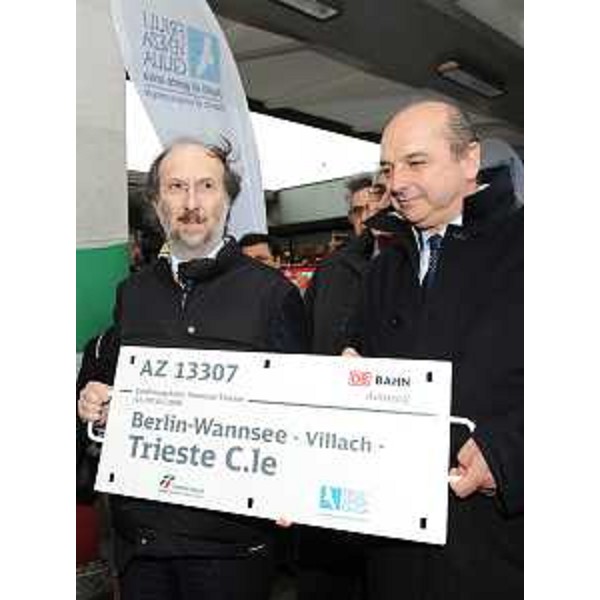 Riccardo Riccardi (Assessore regionale Mobilità, Energia e Infrastrutture di Trasporto) e Roberto Dipiazza (Sindaco Trieste) accolgono il primo treno turistico con possibilità di auto e moto al seguito, della Deutsche Bahn (DB) Autozug proveniente da Berlino Wannsee, alla Stazione Centrale di Trieste. (Trieste 02/04/09)