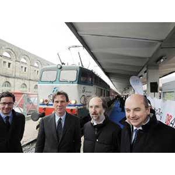 Riccardo Riccardi (Assessore regionale Mobilità, Energia e Infrastrutture di Trasporto), Roberto Dipiazza (Sindaco Trieste) e Guido Goeldner (Direttore generale DB Autozug) accolgono il primo treno turistico con possibilità di auto e moto al seguito, della Deutsche Bahn (DB) Autozug proveniente da Berlino Wannsee, alla Stazione Centrale di Trieste. (Trieste 02/04/09)