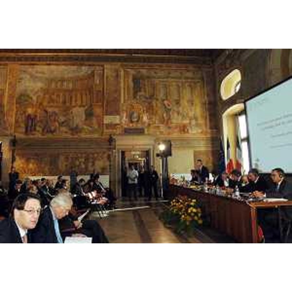 Riccardo Illy (Presidente Regione Friuli Venezia Giulia e presidente dell'Assemblea delle Regioni d'Europa (ARE)) e Lodovico Sonego (Assessore regionale alla pianificazione territoriale, energia, mobilità e infrastrutture di trasporto) al convegno internazionale 'The trans-european network for transport: a strategic tool for cohesion in Europe'. (Udine 16/10/06)