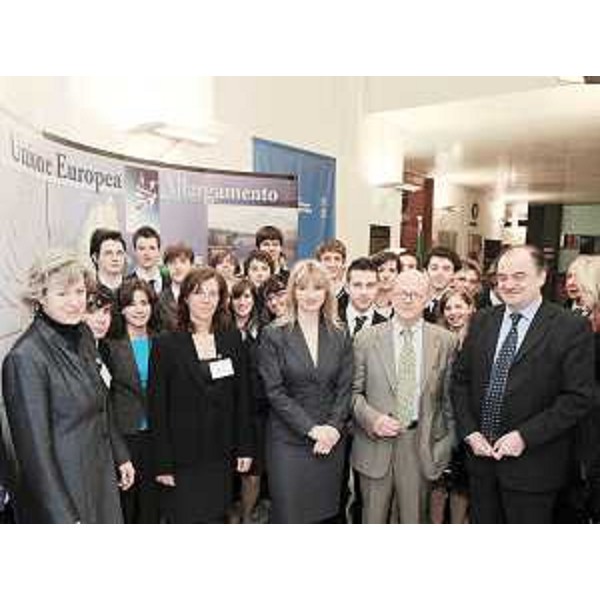 Roberto Molinaro (Assessore regionale Istruzione, Formazione e Cultura, delegato Politiche Famiglia), con studenti e personale scolastico, in occasione della "XXII selezione nazionale Parlamento europeo dei giovani", a Trieste nella sede del Centro di Fisica teorica. (Trieste 02/04/09)