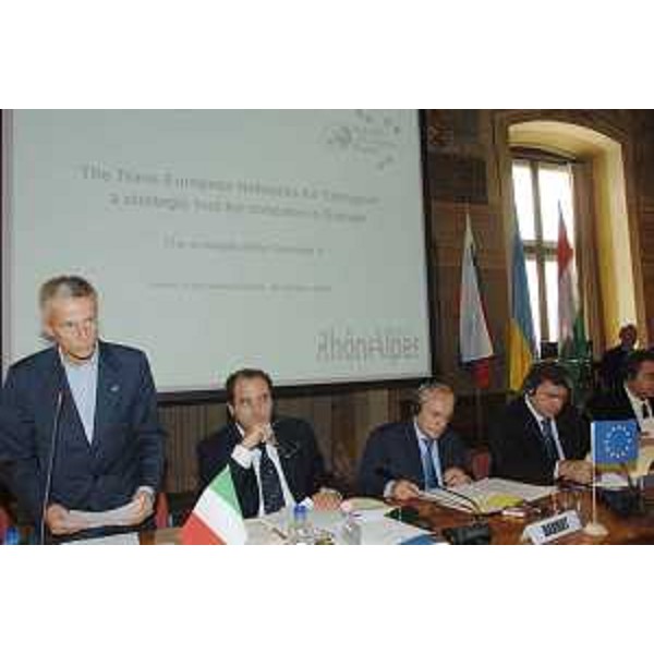 Riccardo Illy (Presidente Regione Friuli Venezia Giulia e presidente dell'Assemblea delle Regioni d'Europa (ARE)) con Antonio Di Peitro (Ministro per le Infrastrutture), Jacques Barrot (Vicepresidente della Commissione Europea e Commissario ai Trasporti) e Janez Bozic (Ministro dei Trasporti sloveno) al convegno internazionale 'The trans-european network for transport: a strategic tool for cohesion in Europe'. (Udine 16/10/06)