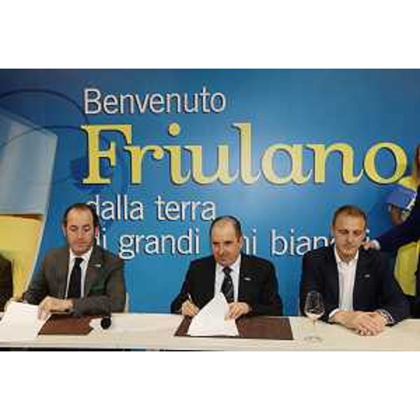 Luca Zaia (Ministro Politiche agricole) e Claudio Violino (Assessore regionale Risorse agricole, naturali e forestali) al Vinitaly per la stipula dell'accordo tra Regione FVG e Ministero delle Politiche Agricole e Forestali sulla nuova denominazione del Tocai Friulano. (Verona 03/04/09)