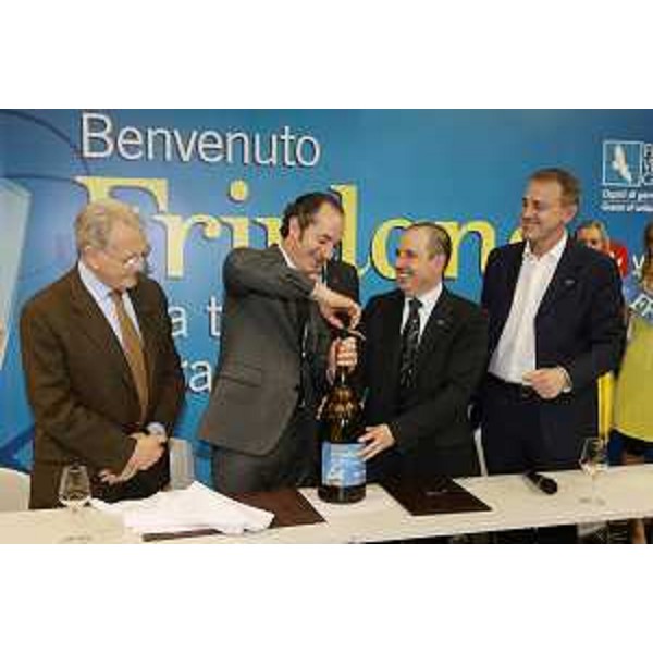 Luca Zaia (Ministro Politiche agricole) e Claudio Violino (Assessore regionale Risorse agricole, naturali e forestali) al Vinitaly per la stipula dell'accordo tra Regione FVG e Ministero delle Politiche Agricole e Forestali sulla nuova denominazione del Tocai Friulano. (Verona 03/04/09)