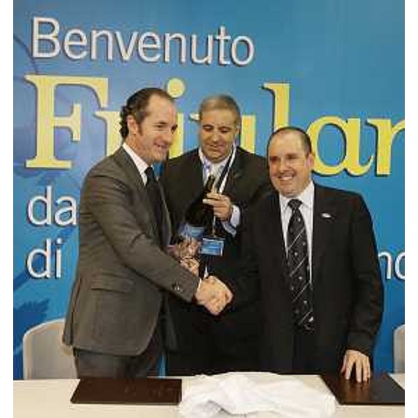 Luca Zaia (Ministro Politiche agricole) e Claudio Violino (Assessore regionale Risorse agricole, naturali e forestali) al Vinitaly per la stipula dell'accordo tra Regione FVG e Ministero delle Politiche Agricole e Forestali sulla nuova denominazione del Tocai Friulano. (Verona 03/04/09)