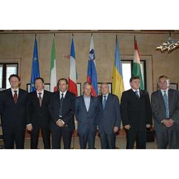 Riccardo Illy (Presidente Regione Friuli Venezia Giulia e presidente dell'Assemblea delle Regioni d'Europa (ARE)) con Antonio Di Peitro (Ministro per le Infrastrutture), Jacques Barrot (Vicepresidente della Commissione Europea e Commissario ai Trasporti) e i Ministri di Slovenia, Ucraina e Ungheria al convegno internazionale 'The trans-european network for transport: a strategic tool for cohesion in Europe' (foto di gruppo). (Udine 16/10/06)