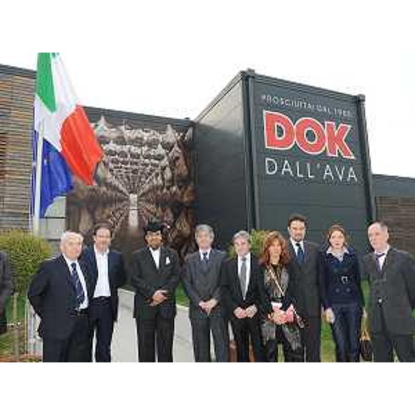 Renzo Tondo (Presidente Friuli Venezia Giulia) e Abdul Mohsin (Presidente Gruppo saudita Al Hokair) davanti al prosciuttificio DOK Dall'Ava di San Daniele del Friuli. (San Daniele del Friuli 05/04/09)