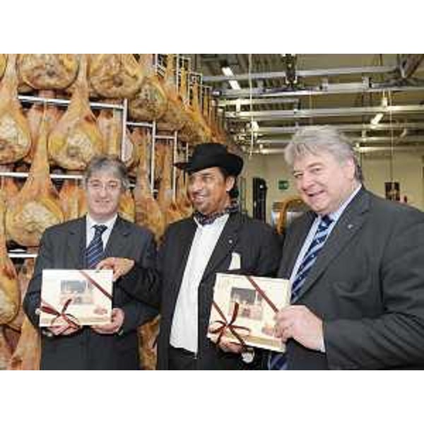 Renzo Tondo (Presidente Friuli Venezia Giulia), Abdul Mohsin (Presidente Gruppo saudita Al Hokair) ed Elio De Anna (Assessore regionale Attività ricreative e sportive) nel prosciuttificio DOK Dall'Ava di San Daniele del Friuli. (San Daniele del Friuli 05/04/09)