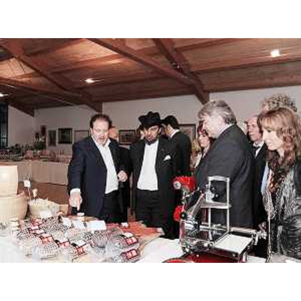 Abdul Mohsin (Presidente Gruppo saudita Al Hokair) ed Elio De Anna (Assessore regionale Attività ricreative e sportive) nel prosciuttificio DOK Dall'Ava di San Daniele del Friuli. (San Daniele del Friuli 05/04/09)