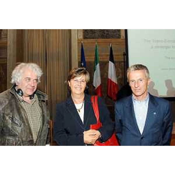 Riccardo Illy (Presidente Regione Friuli Venezia Giulia e presidente dell'Assemblea delle Regioni d'Europa (ARE)) con Mercedes Bresso (Presidente Regione Piemonte) e Gerard Láras (Leader ambientalista francese) al convegno internazionale 'The trans-european network for transport: a strategic tool for cohesion in Europe' (foto di gruppo). (Udine 16/10/06)