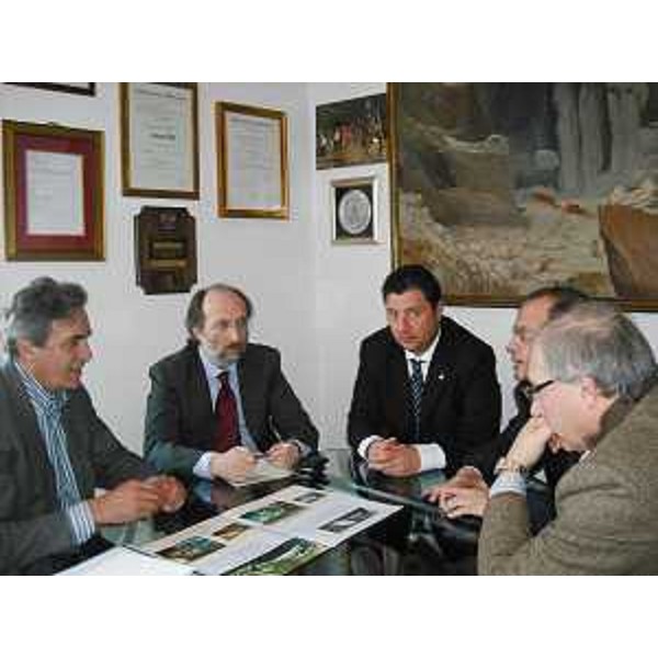 Riccardo Riccardi (Assessore regionale Mobilità, Energia ed Infrastrutture di Trasporto) e Giorgio Ret (Sindaco Duino Aurisina) nella sede municipale di Duino Aurisina. (Duino Aurisina 04/04/09)