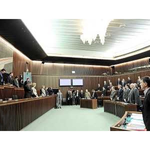 Componenti di Giunta e Consiglio raccolti in un minuto di silenzio per le vittime del terremoto che ha colpito l'Abruzzo nella notte tra il 5 e il 6 aprile 2009, nell'aula consiliare a Trieste. (Trieste 07/04/09)
