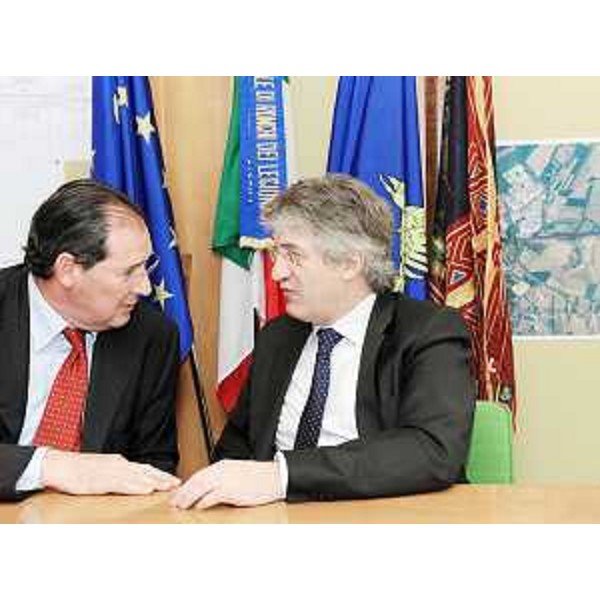 Giancarlo Galan (Presidente Veneto) e Renzo Tondo (Presidente Friuli Venezia Giulia e Commissario A4) in occasione della firma dell'accordo di definizione delle procedure di esproprio dei terreni per la costruzione della terza corsia dell'autostrada A4. (Ronchi dei Legionari 08/04/09)