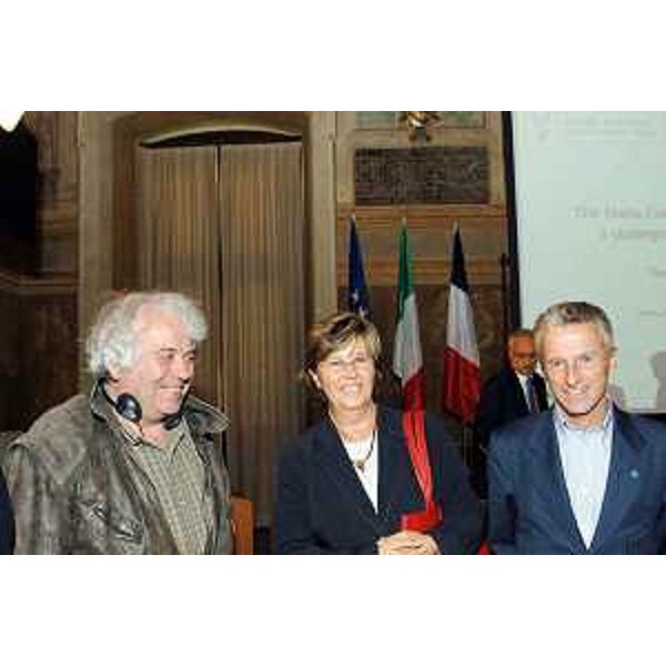 Riccardo Illy (Presidente Regione Friuli Venezia Giulia e presidente dell'Assemblea delle Regioni d'Europa (ARE)) con Mercedes Bresso (Presidente Regione Piemonte) e Gerard Láras (Leader ambientalista francese) al convegno internazionale 'The trans-european network for transport: a strategic tool for cohesion in Europe' (foto di gruppo). (Udine 16/10/06)