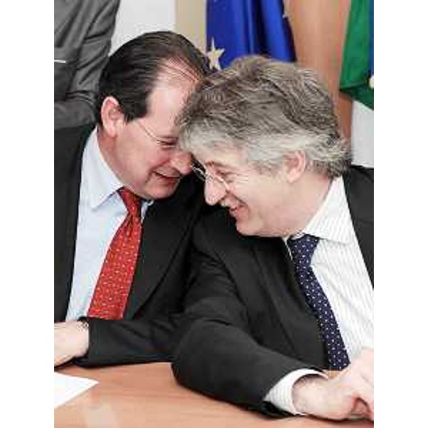 Giancarlo Galan (Presidente Veneto) e Renzo Tondo (Presidente Friuli Venezia Giulia e Commissario A4) in occasione della firma dell'accordo di definizione delle procedure di esproprio dei terreni per la costruzione della terza corsia dell'autostrada A4. (Ronchi dei Legionari 08/04/09)