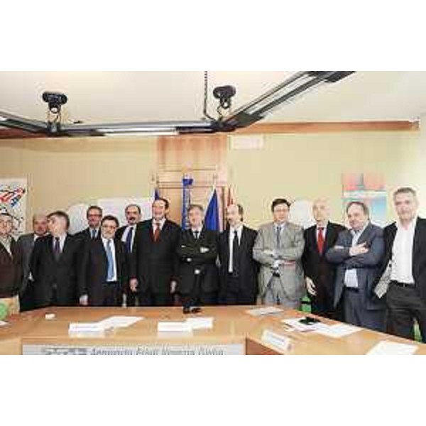 Giancarlo Galan (Presidente Veneto), Renzo Tondo (Presidente Friuli Venezia Giulia e Commissario A4) e Riccardo Riccardi (Assessore Mobilità e Infrastrutture di Trasporto FVG) in occasione della firma dell'accordo di definizione delle procedure di esproprio dei terreni per la costruzione della terza corsia dell'autostrada A4. (Ronchi dei Legionari 08/04/09)