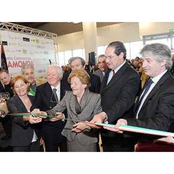 Giancarlo Galan (Presidente Veneto) e Renzo Tondo (Presidente Friuli Venezia Giulia) con Giuseppe, Maria e Ginetta Ramonda all'apertura del Centro Commerciale Ramonda a Ronchi dei Legionari. (Ronchi dei Legionari 08/04/09)