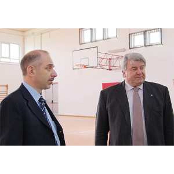 Elio De Anna (Assessore regionale delegato Attività ricreative e sportive) visita la palestra comunale di Premariacco con Rocco Ieracitano (Sindaco Premariacco). (Premariacco 08/04/09) 