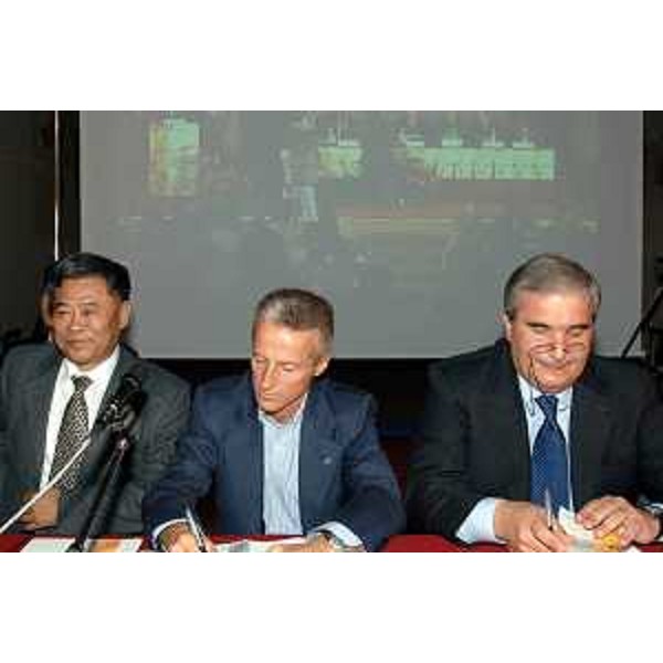 Riccardo Illy (Presidente Regione Friuli Venezia Giulia) con Giuseppe Fioroni (Ministtro della Pubblica Istruzione) ritratti in occasione della tappa a Cividale della "Settimana dell'amicizia Italia-Cina". (Cividale 16/10/06)