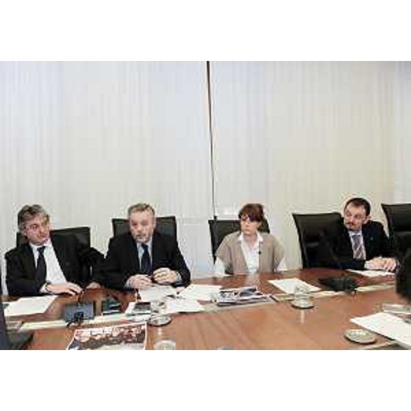 Renzo Tondo (Presidente Friuli Venezia Giulia), Vanni Lenna (Assessore regionale Ambiente e LLPP, delegato Protezione civile), Alessia Rosolen (Assessore regionale Lavoro, Università e Ricerca, delegato Pari Opportunità e Politiche giovanili) e Giorgio Carbonara (Portavoce Presidente Tondo) in conferenza stampa al termine della riunione di Giunta. (Trieste 08/04/09) 