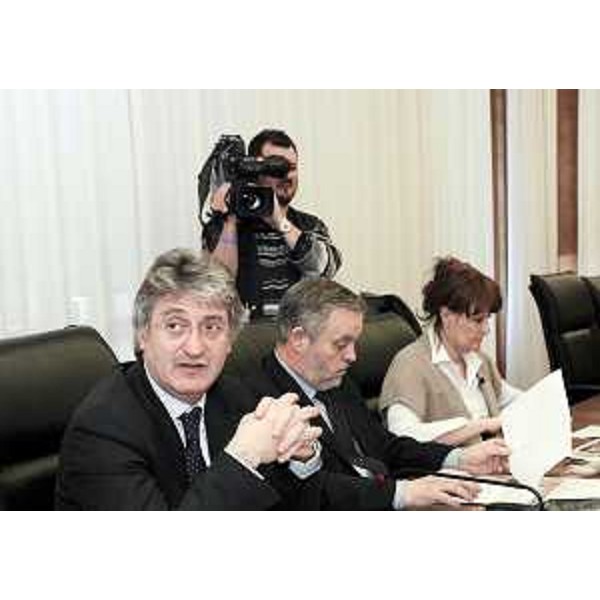 Renzo Tondo (Presidente Friuli Venezia Giulia), Vanni Lenna (Assessore regionale Ambiente e LLPP, delegato Protezione civile) e Alessia Rosolen (Assessore regionale Lavoro, Università e Ricerca, delegato Pari Opportunità e Politiche giovanili) in conferenza stampa al termine della riunione di Giunta. (Trieste 08/04/09) 