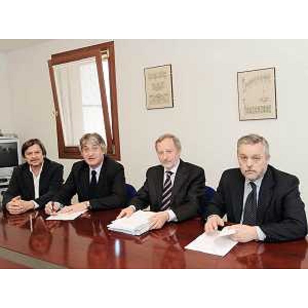 Renzo Tondo (Presidente Friuli Venezia Giulia) e Vanni Lenna (Assessore regionale Ambiente) nel corso della conferenza stampa sulla riorganizzazione dell'ARPA, Agenzia per la Protezione dell'Ambiente del Friuli Venezia Giulia. (Palmanova 09/04/09)