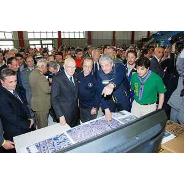 Giorgio Napolitano (Presidente Repubblica) e Guglielmo Berlasso (Direttore centrale Protezione civile FVG) presso la Direzione di Comando e Controllo dell'emergenza (DI.COMA.C.) allestita a L'Aquila a seguito del sisma del 6 aprile 2009. (L'Aquila 09/04/09)