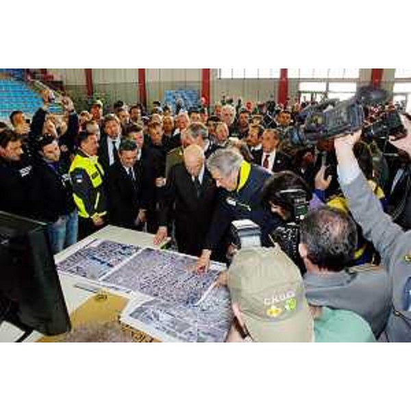 Giorgio Napolitano (Presidente Repubblica) e Guglielmo Berlasso (Direttore centrale Protezione civile FVG) presso la Direzione di Comando e Controllo dell'emergenza (DI.COMA.C.) allestita a L'Aquila a seguito del sisma del 6 aprile 2009. (L'Aquila 09/04/09)
