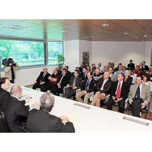Luca Ciriani (Vicepresidente FVG e Assessore regionale Attività produttive) incontra i capigruppo in Consiglio regionale, i parlamentari dell'area udinese, i sindaci dei Comuni di Martignacco e Precenicco, i rappresentanti della Provincia di Udine, delle organizzazioni sindacali e dei lavoratori della Safilo, nella sede regionale di Udine. (Udine 14/04/09)