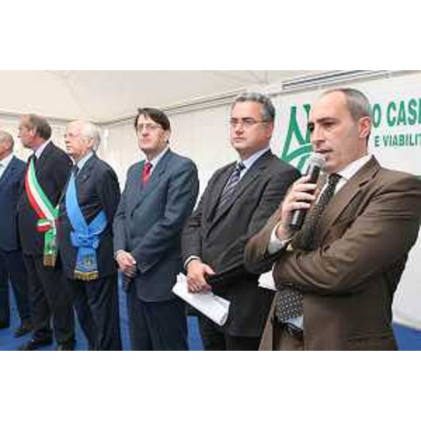 Lodovico Sonego (Assessore regionale alla pianificazione territoriale, energia, mobilità e infrastrutture di trasporto) con le altre autorità in occasione della cerimonia della posa della prima prietra del casello autostradale di Ronchis. (Ronchis di Latisana 13/10/06)