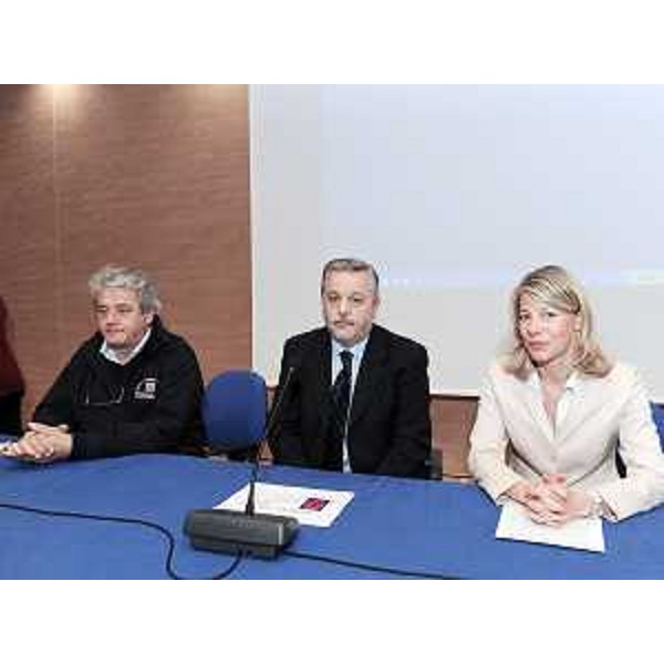 Guglielmo Berlasso (Direttore Protezione civile FVG), Vanni Lenna (Assessore regionale Protezione civile) e Federica Seganti (Assessore regionale Autonomie locali) nel corso dell'incontro con sindaci e presidenti di Provincie sull'emergenza terremoto in Abruzzo. (Udine 14/04/09)