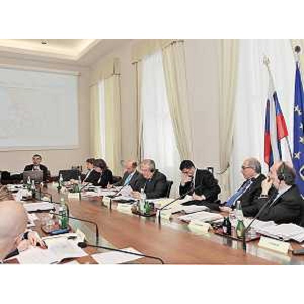 Riccardo Riccardi (Assessore regionale Mobilità, Energia e Infrastrutture di Trasporto) con la Commissione intergovernativa Italia-Slovenia per la realizzazione del collegamento ferroviario Trieste-Divaccia. (Trieste 15/04/09)