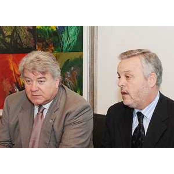 Elio De Anna (Assessore regionale Organizzazione e Sistemi informativi) e Vanni Lenna (Assessore regionale Ambiente) in occasione della sigla dell'accordo tra i Comuni di Maniago e Frisanco e la "Cementizillo spa" di Fanna, per l'attività della cava calcarea del monte San Lorenzo. (Trieste 16/04/09)