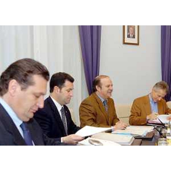 Marsilio (Assessore regionale Risorse agricole), Iacop (Assessore regionale Rapporti internazionali), Moretton (Assessore regionale Ambiente e LLPP) e Illy (Presidente FVG) nel corso della riunione di Giunta. (Trieste 14/01/05)