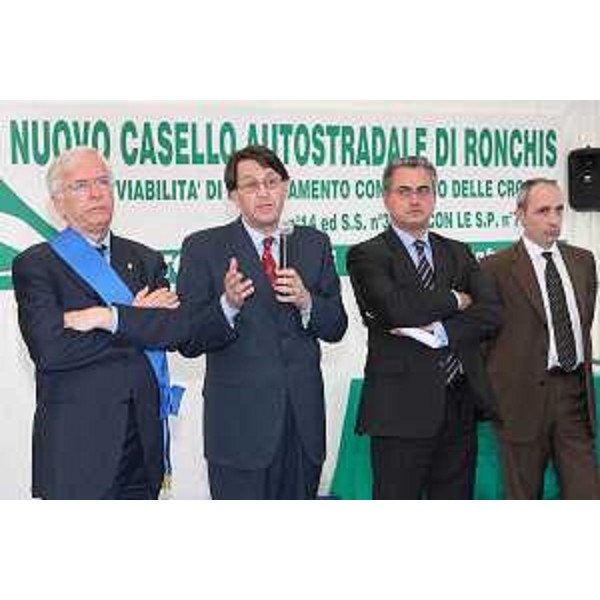 Lodovico Sonego (Assessore regionale alla pianificazione territoriale, energia, mobilità e infrastrutture di trasporto) con le altre autorità in occasione della cerimonia della posa della prima prietra del casello autostradale di Ronchis. (Ronchis di Latisana 13/10/06)