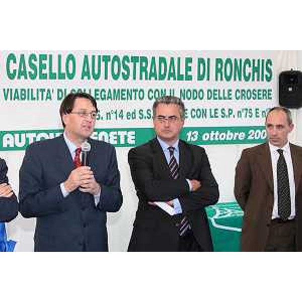 Lodovico Sonego (Assessore regionale alla pianificazione territoriale, energia, mobilità e infrastrutture di trasporto) con le altre autorità in occasione della cerimonia della posa della prima prietra del casello autostradale di Ronchis. (Ronchis di Latisana 13/10/06)