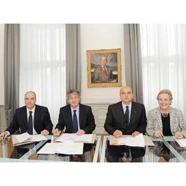Renzo Tondo (Presidente Friuli Venezia Giulia), Roberto Dipiazza (Sindaco Trieste) e M.T. Bassa Poropat (Presidente Provincia Trieste) al tavolo del protocollo d'intesa per la riconversione della Ferriera di Servola. (Trieste 20/04/09) 