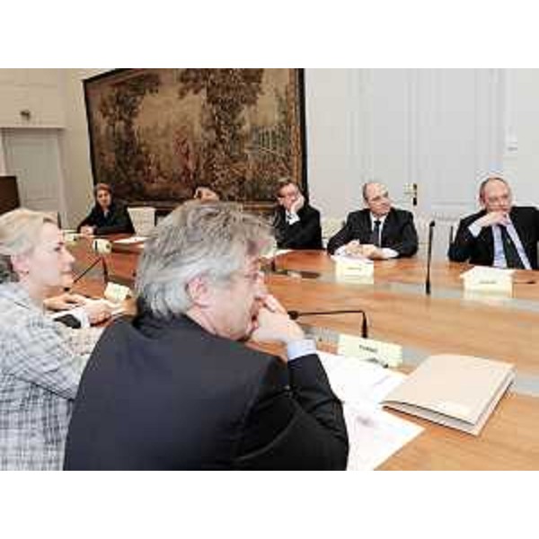 Renzo Tondo (Presidente Friuli Venezia Giulia) e M.T. Bassa Poropat (Presidente Provincia Trieste) al tavolo del protocollo d'intesa per la riconversione della Ferriera di Servola. (Trieste 20/04/09) 