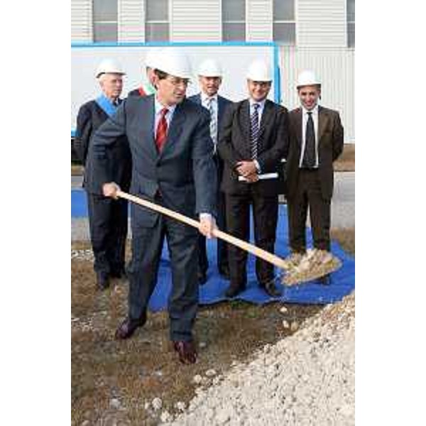 Lodovico Sonego (Assessore regionale alla pianificazione territoriale, energia, mobilità e infrastrutture di trasporto) con le altre autorità in occasione della cerimonia della posa della prima prietra del casello autostradale di Ronchis. (Ronchis di Latisana 13/10/06)